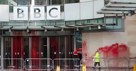 BBC-nin baş ofisinin binası qırmızı boya atılıb