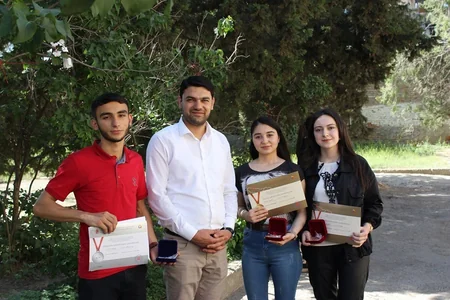 Gürcüstanda azərbaycanlı məzunlara qızıl və gümüş medallar təqdim olunub