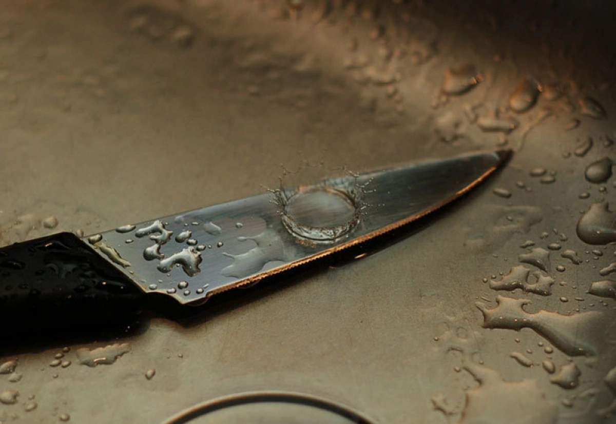 Bakıda metronun yaxınlığında gənc oğlan bıçaqlanıb