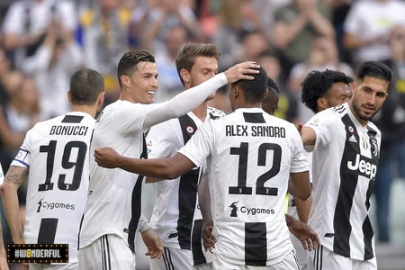 Ronaldu tarixdə İngiltərə, İspaniya və İtaliya çempionu olan ilk futbolçudur