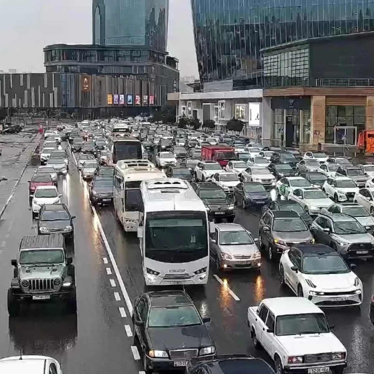 Bakıda tıxac olan yollar açıqlanıb - SİYAHI