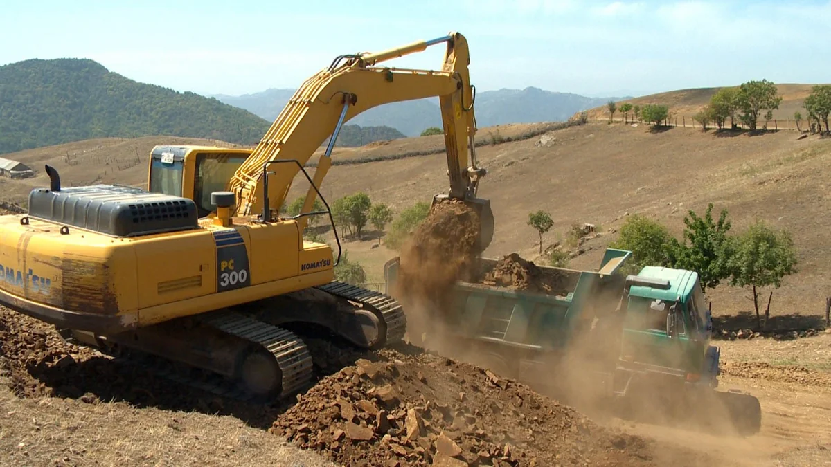 Azərbaycanda dağların partladılması üsulu ilə yeni yol salınır