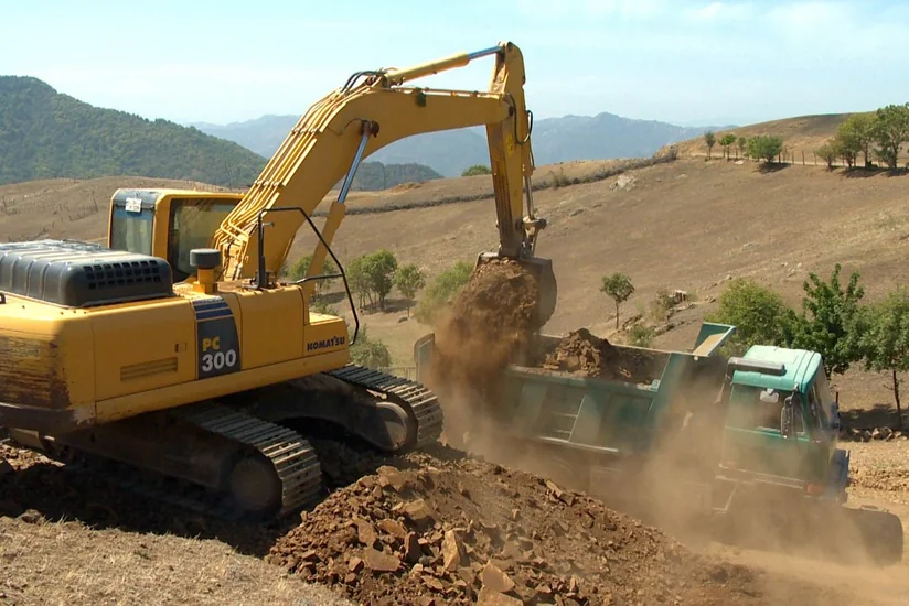 Azərbaycanda dağların partladılması üsulu ilə yeni yol salınır