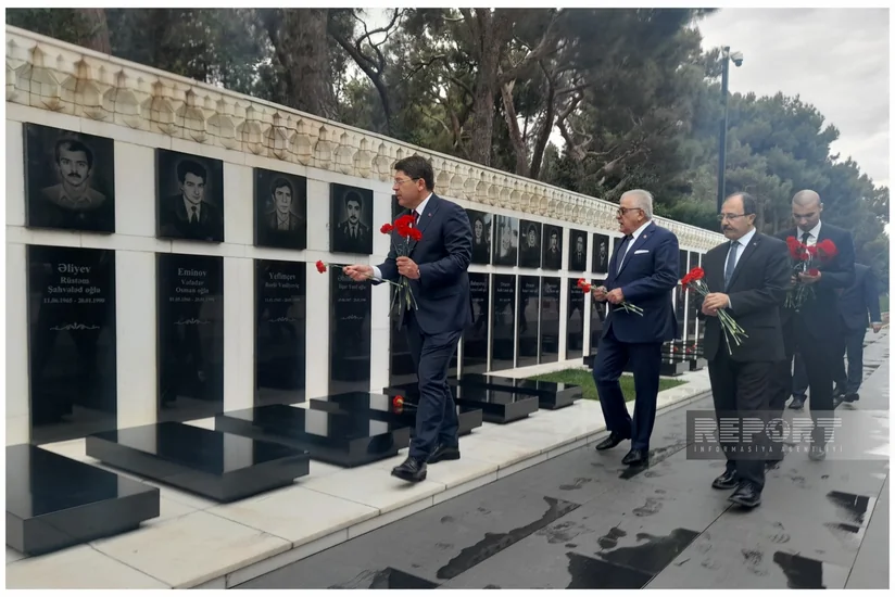 Türkiyənin ədliyyə naziri Fəxri və Şəhidlər xiyabanlarını ziyarət edib