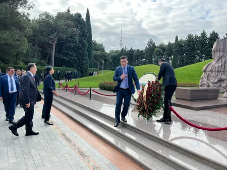 Bakı Beynəlxalq Konfransının iştirakçıları Fəxri və Şəhidlər xiyabanlarını ziyarət ediblər