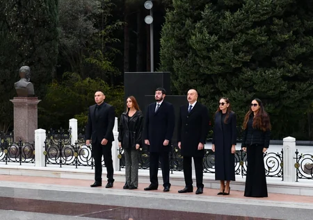 Prezident İlham Əliyev ümummilli lider Heydər Əliyevin məzarını ziyarət edib