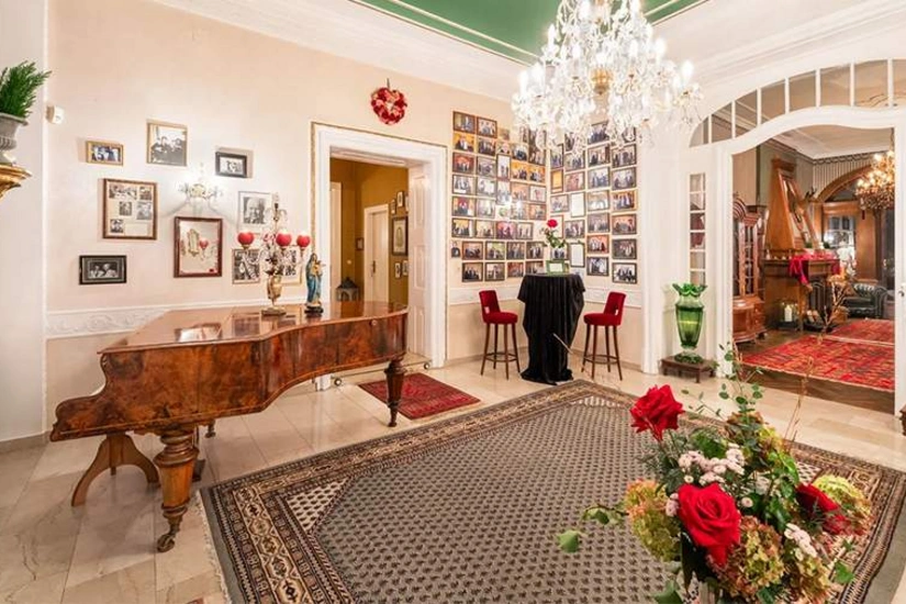 На аукционе продадут замок Моцарта