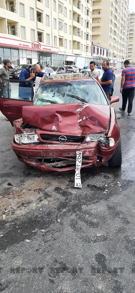 Abşeronda üç avtomobil toqquşdu, xəsarət alanlar var - VİDEO