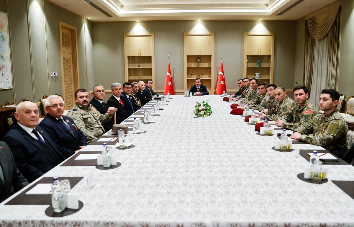 Türkiyənin vitse-prezidenti azərbaycanlı veteranlarla görüşüb