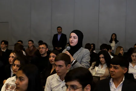 On səkkiz yaşı seçki günü tamam olacaq tələbələrlə görüş keçirilib