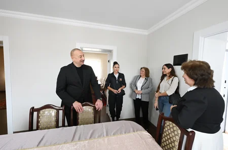 İlham Əliyev və Mehriban Əliyeva Xocalı şəhərinə köçən sakinlərlə görüşüblər - YENİLƏNİB
