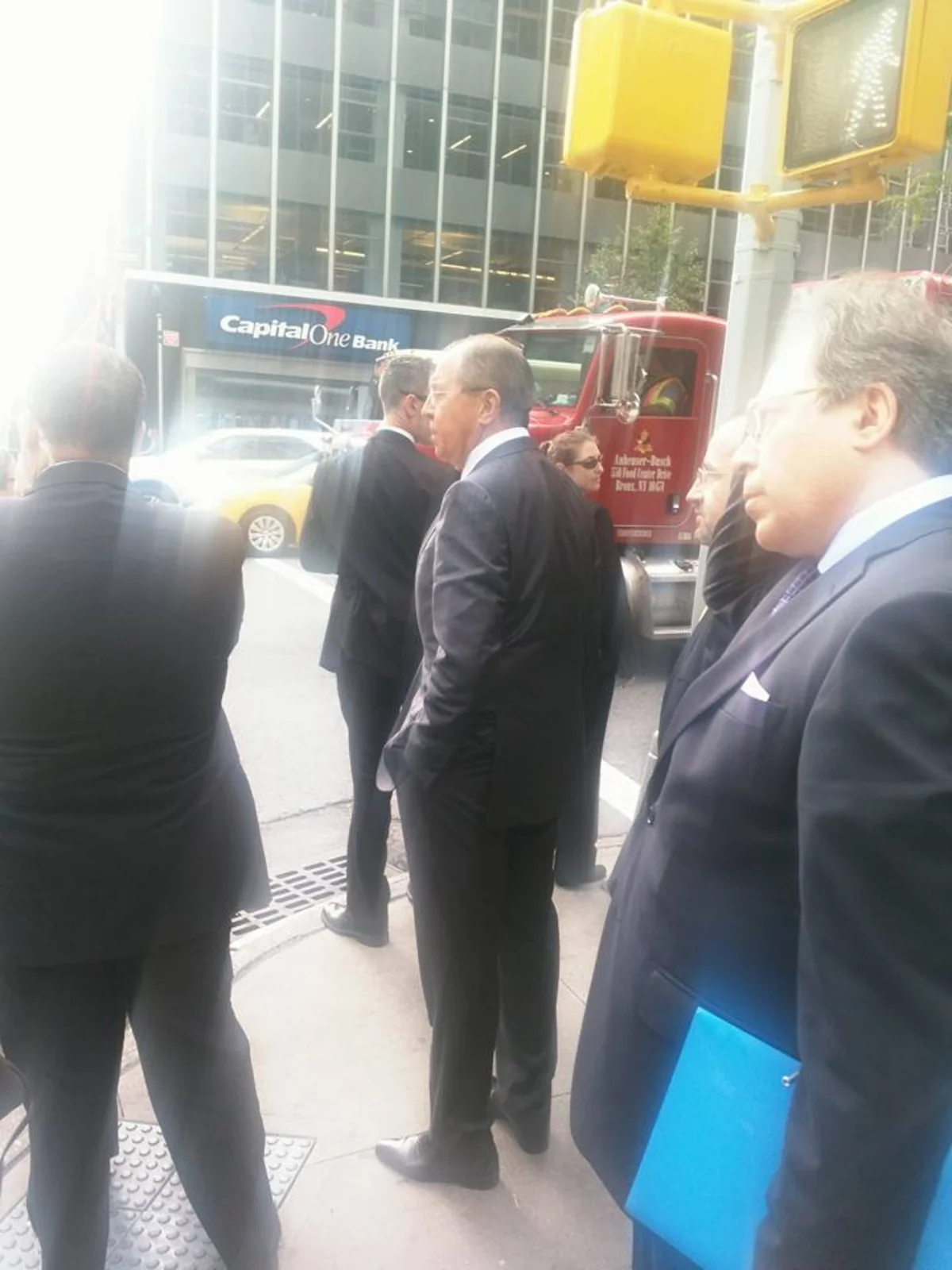 Глава МИД России отправился на заседание Генассамблеи ООН пешком - ФОТО