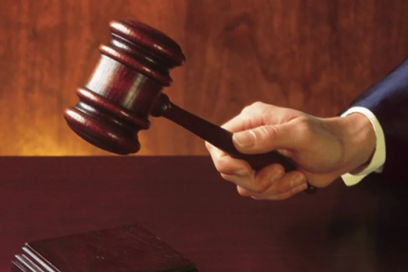 Məktəb direktorunun şikayəti əsasında məhkəmə başlayıb