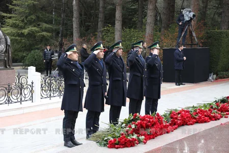 Azərbaycan xalqı Heydər Əliyevin xatirəsini yad edir - FOTOREPORTAJ