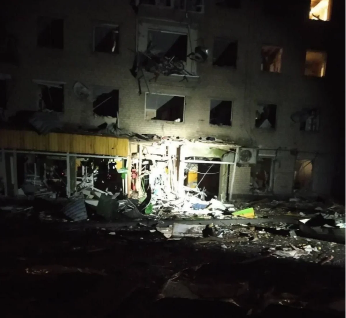 Rusiya İzyum şəhərini bombalayıb, uşaqlar da daxil olmaqla bir neçə nəfər ölüb