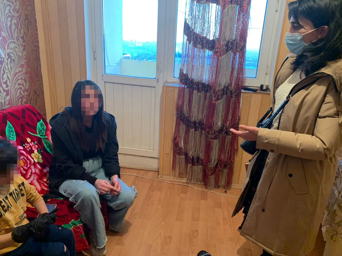 Dövlət Komitəsi azyaşlını evdə tək qoyan ailəni nəzarətə götürüb
