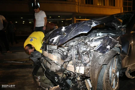 Bakıda Jeep Wrangler gözlənilmədən əsas yola çıxaraq qəza törədib - FOTO