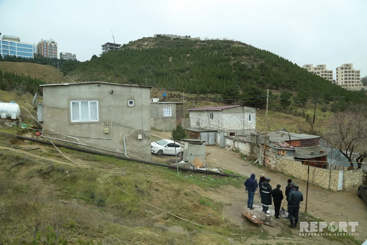 ETSN: Bayıldakı sürüşmə zamanı bir ev dağılıb, bir neçə evin divarlarında çatlar yaranıb