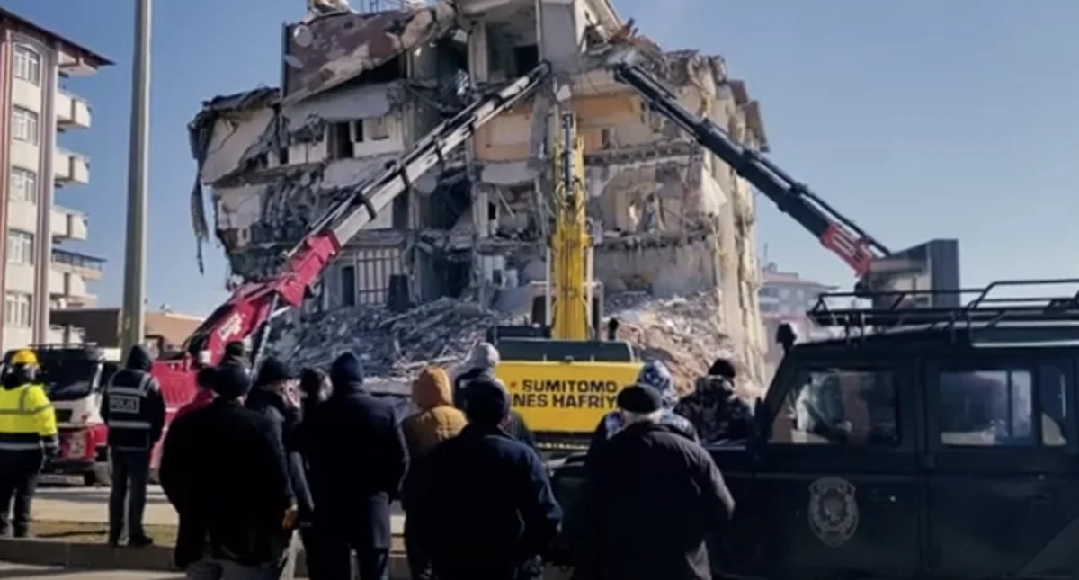 Azərbaycanlı gənc rejissor Türkiyədəki zəlzələ ilə bağlı “Bir an” adlı sənədli film hazırlayıb
