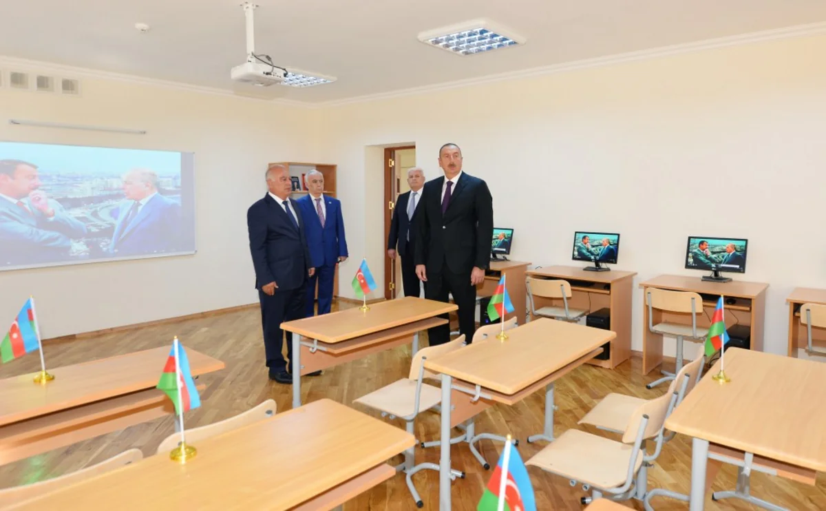 Prezident İlham Əliyev Bakıdakı 261 nömrəli məktəb-liseydə əsaslı təmirdən sonra görülən işlərlə tanış olub - YENİLƏNİB