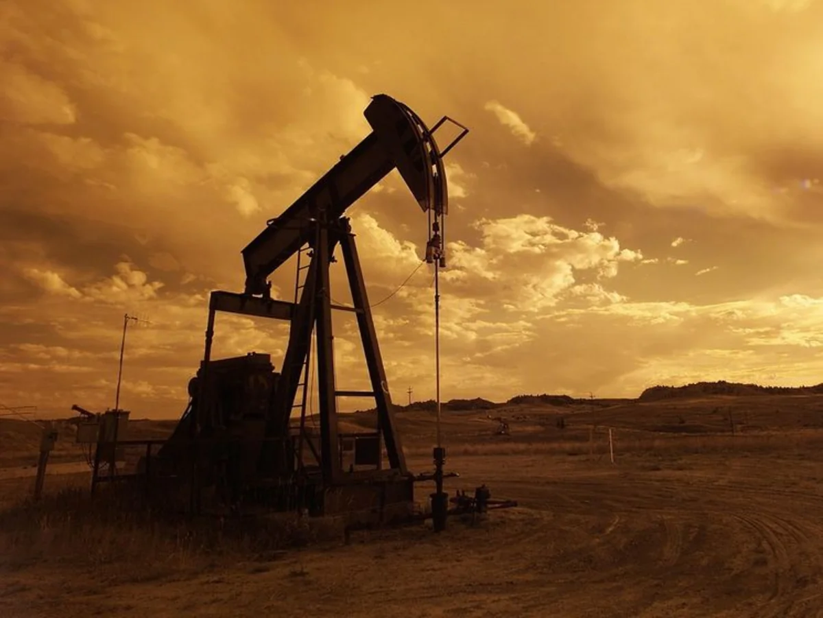 Нефть Brent торгуется ниже 56 долларов за баррель