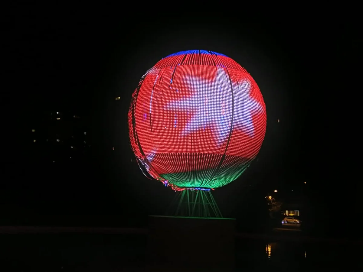 Qələbə müjdəli Bakı bayraqlara bürünüb