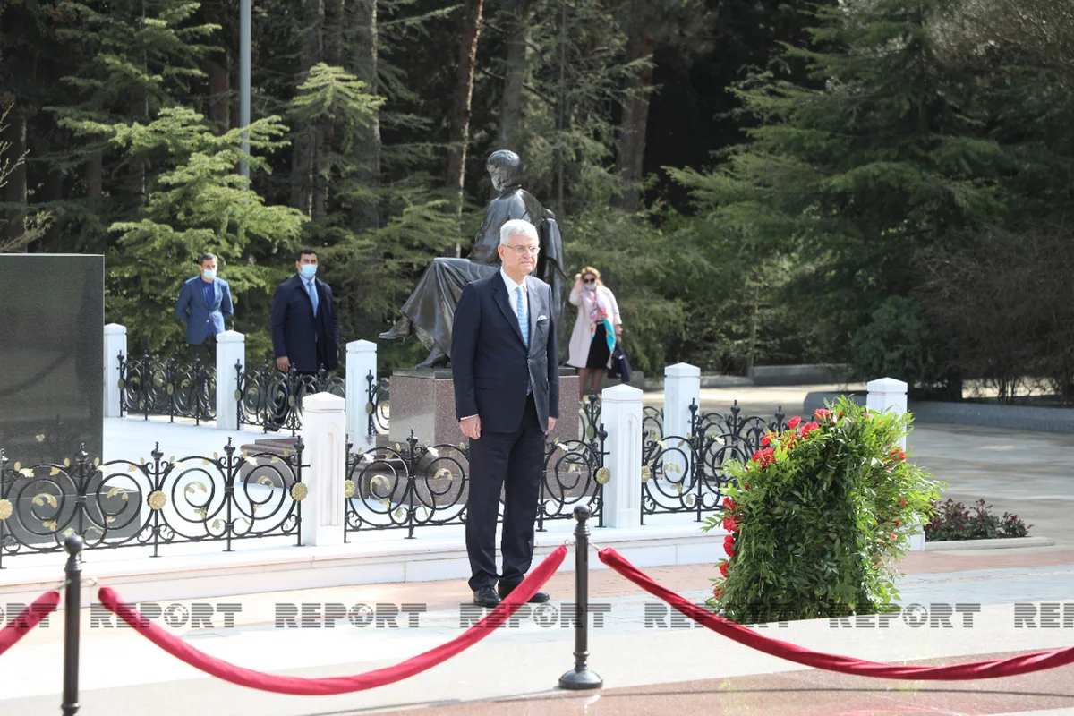 UN General Assembly head visits Alleys of Honor, Alley of Martyrs 