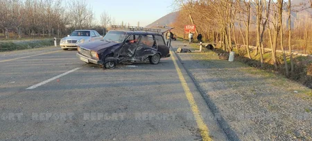 Qaxda qəzaya uğrayan avtomobil kanala aşıb, xəsarət alanlar var