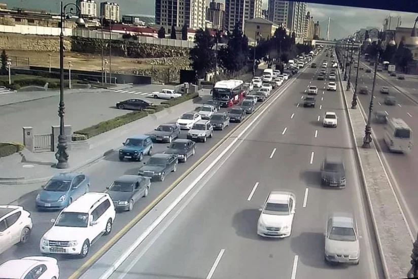 Bakının Heydər Əliyev prospektinin köməkçi yolunda hərəkət qismən bərpa olunub