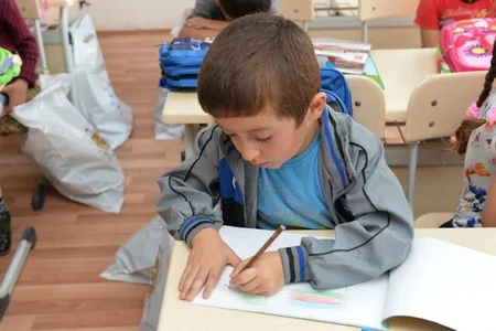 Regionlarda məktəblilərə çanta və dərs ləvazimatı hədiyyə edilib