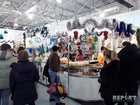 Moldovan president visits Azerbaijani stand at Christmas Charity Fair
