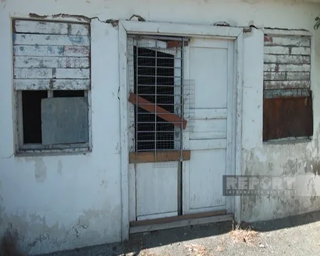 Ucarın mərkəzi stadionunda oturacaqlar dağılıb, yardımçı bina talan edilib