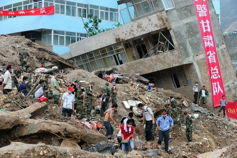 Çində yaşayış binalarının uçması nəticəsində ölənlərin sayı 15 nəfərə çatıb - VİDEO