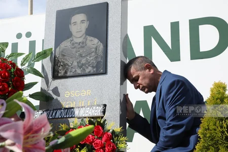 Azərbaycan xalqı antiterror şəhidlərinin məzarlarını ziyarət edir
