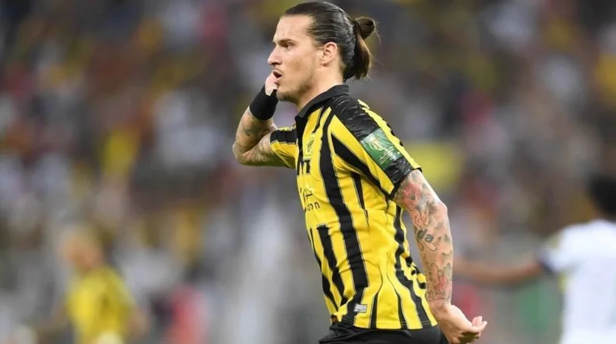 Serbiyalı futbolçu komendant saatında küçəyə çıxdığı üçün həbs olundu