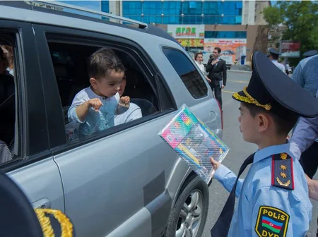 Bakıda uşaqlar yol polisini əvəz edib