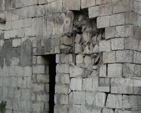 Kürdəmirdə üçmərtəbəli binanın bir hissəsi uçub, sakinlər təhlükə qarşısındadır