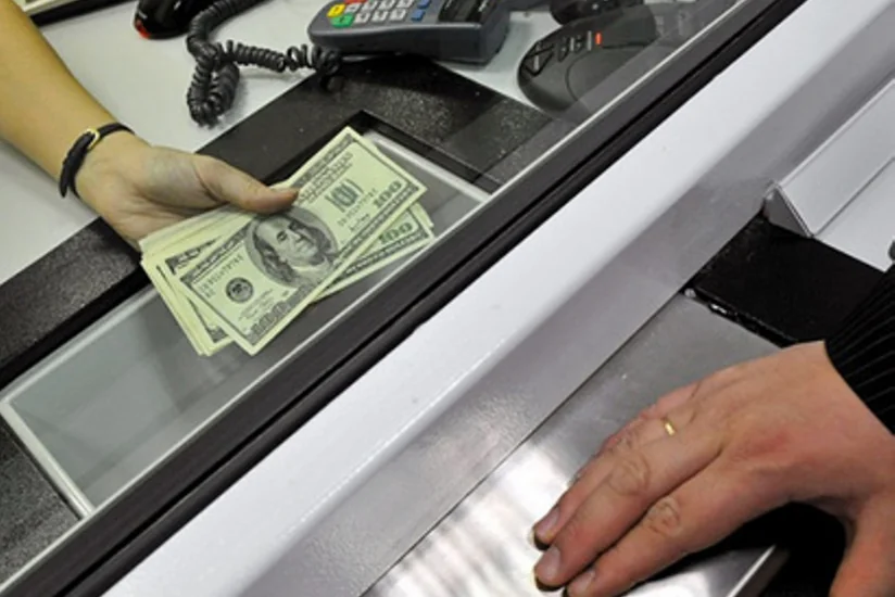 Ölkədəki banklardan biri iki pul köçürmə sistemi ilə əməliyyatları dayandırıb