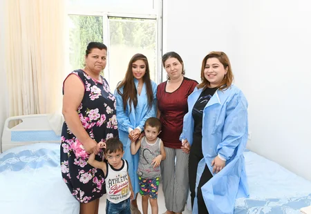 Leyla Əliyeva Bakının bir sıra tibb müəssisələrində müalicə alan uşaqlarla görüşüb