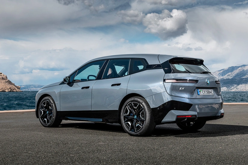 Компания BMW представила меняющий цвет кроссовер