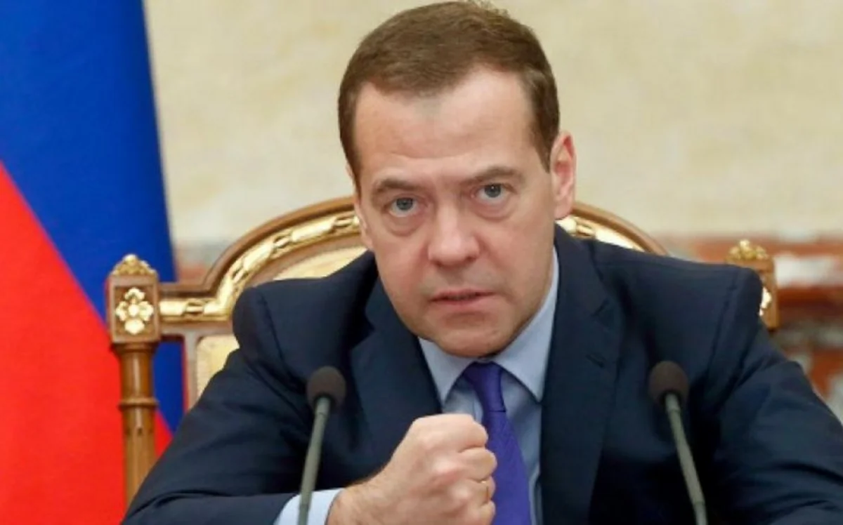 Медведев пригрозил министру обороны ФРГ парадом в Берлине
