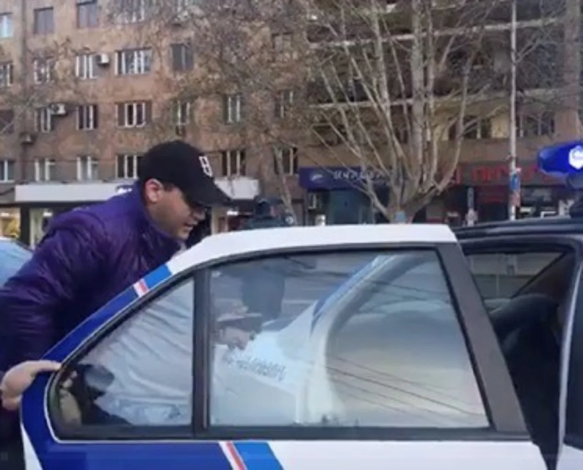 Polis Yerevanda divarlara SaxtaNikol şüarı yazan gəncləri saxlayıb