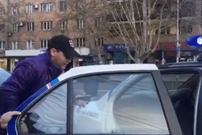 Polis Yerevanda divarlara SaxtaNikol şüarı yazan gəncləri saxlayıb