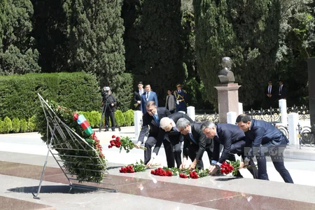 Ümummilli Lider Heydər Əliyevin xatirəsi anılır - FOTOREPORTAJ