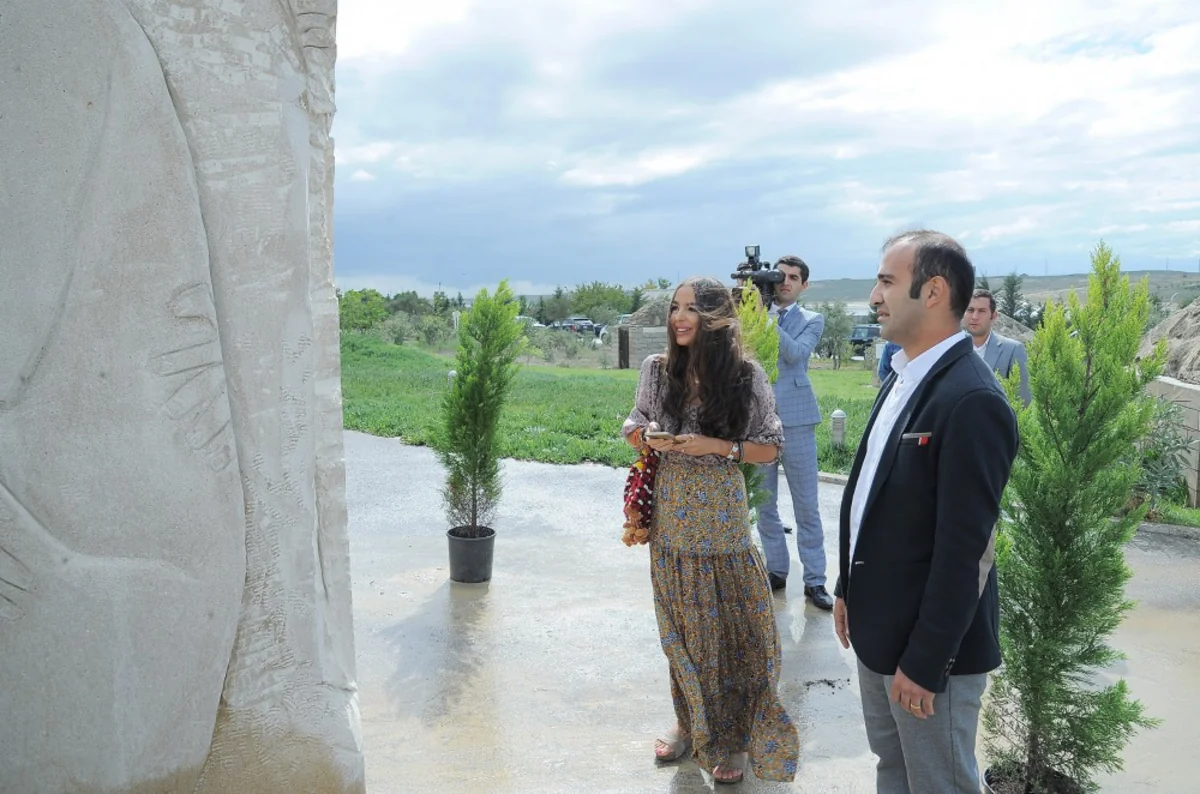 Leyla Əliyeva “Daşın nəğməsi” I Beynəlxalq heykəltəraşlıq simpoziumunda yaradılmış əsərlərlə tanış olub