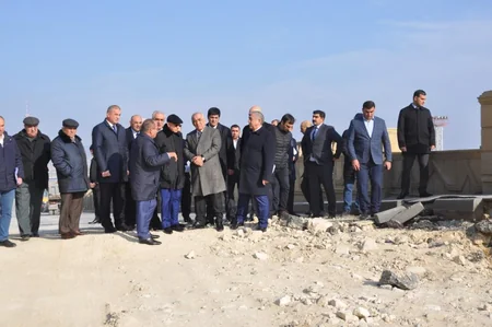 Baş Nazir və digər rəhbər şəxslər “Bibiheybət”də torpaq sürüşməsi olan əraziyə baxış keçiriblər