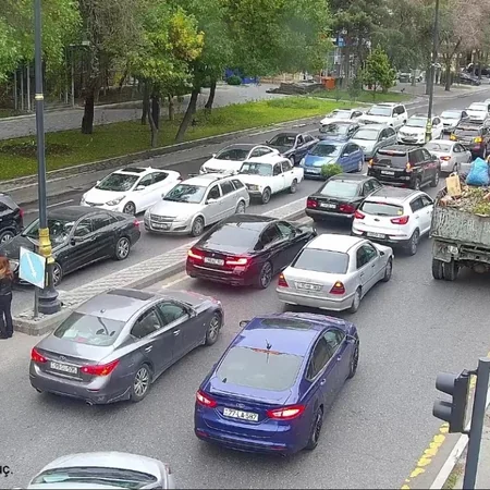Bakının bir sıra yollarında tıxac yaranıb - SİYAHI
