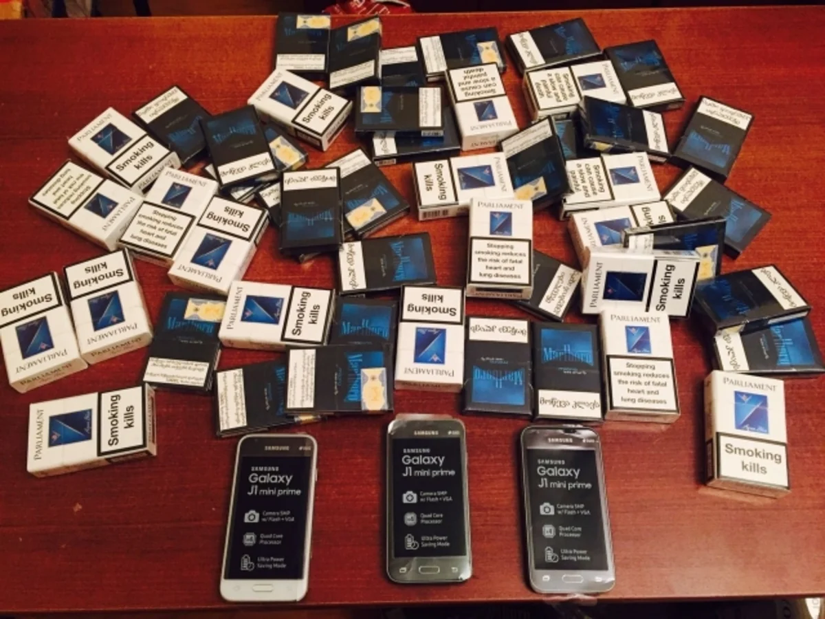 Gömrükçülər Azərbaycan vətəndaşının üzərində mobil telefonlar və siqaretlər aşkar edib