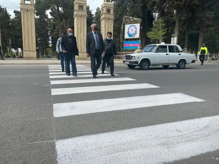 Polis Ağsuda piyadaları və sürücüləri cərimələdi