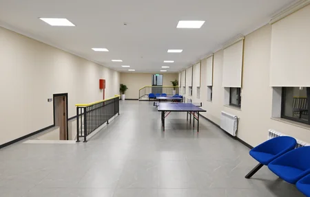 İlham Əliyev “Vətən” İdman Liseyində aparılmış yenidənqurma işlərindən sonra yaradılan şəraitlə tanış olub